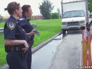 Female cops pull over ireng suspect and suck his pénis