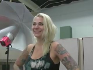 Hardcore punkar tegevus koos exquisite tatooed mudel