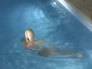 Două ud encased lucios ciorapi greu în sus lesbiene joc în piscina - nilon masca