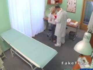 Meditsiiniline õpilane fucks sisse võltsitud haigla