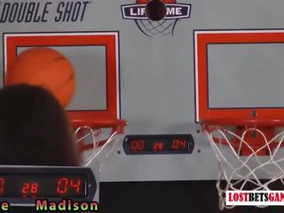 Dva attractive dekleta predvajanje a igra od trak košarka shootout