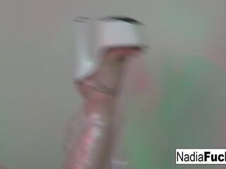 Nadia e bardhë është wrapped në plastike