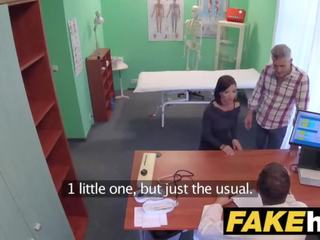 Falso spital çeke doktori cums mbi kthyer në duke mashtruar wifes i ngushtë pidh