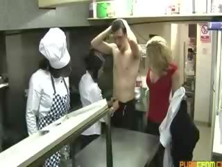 Dapur staf memiliki mereka tangan penuh dari mereka customers dong