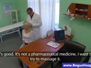 Топлес пациент прелъстена от сладострастен medico