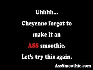 Cheyenne lovec drinks a otvor smoothie