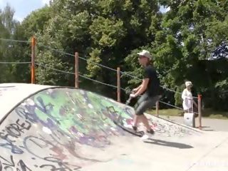 Великий старий татуювання slattern трахання a жорсткий молодий skateboarder