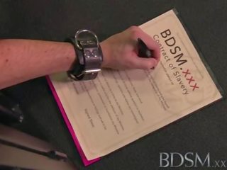 Bdsm xxx slave buddy licks elskerinner spytt fra den bur gulv