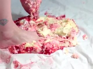 Strawberry cake crush