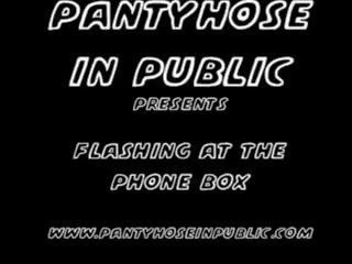 Min prostituerad hustru i ebenholts strumpbyxor flashes vid den offentlig telefon låda