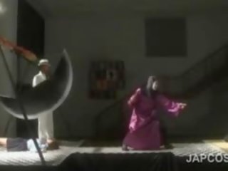 Asiatic magnific fund actrita joacă fursec în cosplay scenă