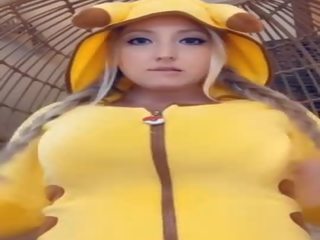 Digivande blondin flätor flätor pikachu suger & spits mjölk på enormt klantskallar studsande på dildon snapchat porr vids