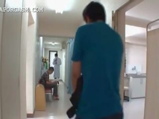 Japonesa mamalhuda enfermeira a chupar caralho em trabalho