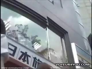 Japonsko gospa dvignjeno krilo hlačke secretly videoed