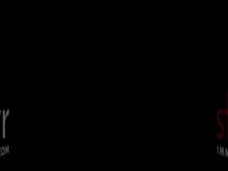 Full-chested בַּחוּרָה הולך ל שלה פִּיר socket להתפוצץ ב א מִזרָקָה של lubrication מִיץ