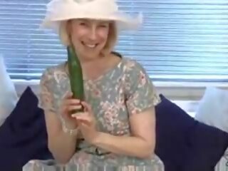 Mature ménagère baise une concombre