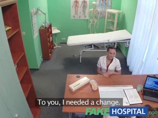Fakehospital flirty νέος νοσοκόμα συμπαθεί εργαζόμενος για αυτήν νέος αφεντικό