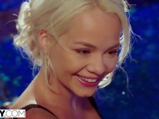 Tushy influence elsa é de volta para um anal encore com emily x classificado filme espectáculos