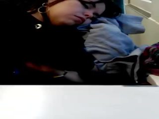 Young young female turu jimat in sepur ndelok dormida en tren