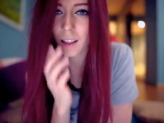 Webcam đẹp tóc đỏ trẻ phụ nữ với connected đồ chơi