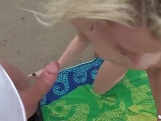 Jeanie Marie Blond Do putz Sucking At The Beach