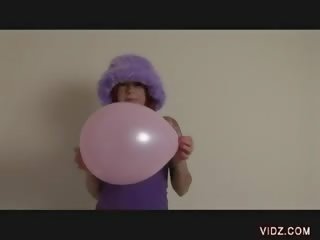Attractive streetwalker rubs puss against balloon