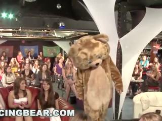 Танцуване мечоци - див парти момичета смуча край голям пенис мъжки за отстраняване на бои!