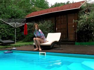 Hongaars tenger dun seductress hermione naakt in zwembad