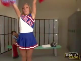 Гъвкав cheerleders и униформа проститутките в хардкор шега