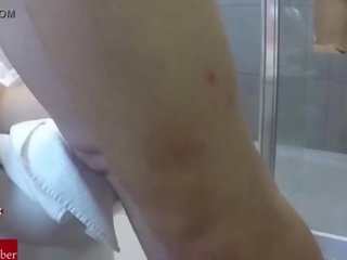 Pipe sur la toilettes. fait maison film avec un amateur couple baise san74