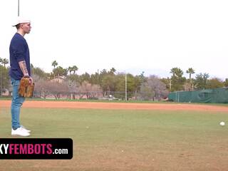 Voksen film dukke i frekk baseball uniform veronica kirke blir knullet av unge hingst - sprø fembots