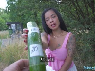 Publiek agent aziatisch hottie laat hem insert een komkommer in haar poesje naar test haar depth