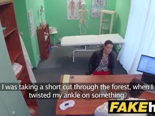 Фалшив болница медицински човек prescribes лепкав на лицето към помощ лекувам омаен брюнетка