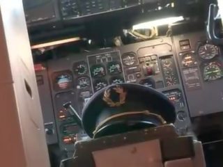 Stewardess shows hoe naar perfect rit op een piemel