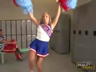 Flexibel cheerleders en uniform sletten in hardcore plezier