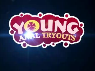 Mlada analno tryouts - kuža položaj kot fantastično.