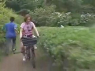 Japonská mladý žena masturbated zatímco na koni a specially modified xxx film film bike!
