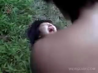 Dễ vỡ á châu người yêu nhận tàn nhẫn fucked lược ngoài trời