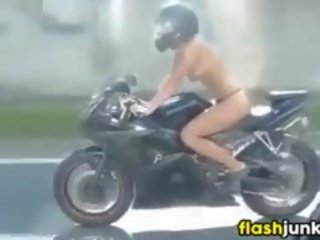 トップレス 入れ墨 ひよこ ライディング a motorcycle