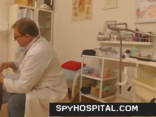 Oculto cámara en médico clínica