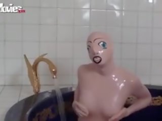 Tanja toma un bañera en su látex adulto presilla muñeca disfraz