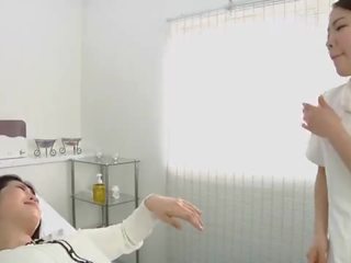 Japoneze lezbike argëtues pështypje masazh klinikë titruar