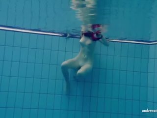 Mia deity ujumine alasti sisse a bassein
