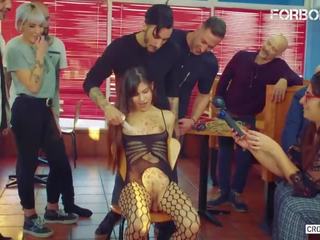 Slutty barna tini megalázás nál nél buli -ban egy restaurant szex videófilmek