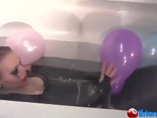 膠乳 連衣裙的 孩兒 同 氣球 在 一 浴盆